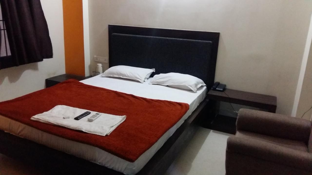 Hotel Grand Palace Gaya Extérieur photo